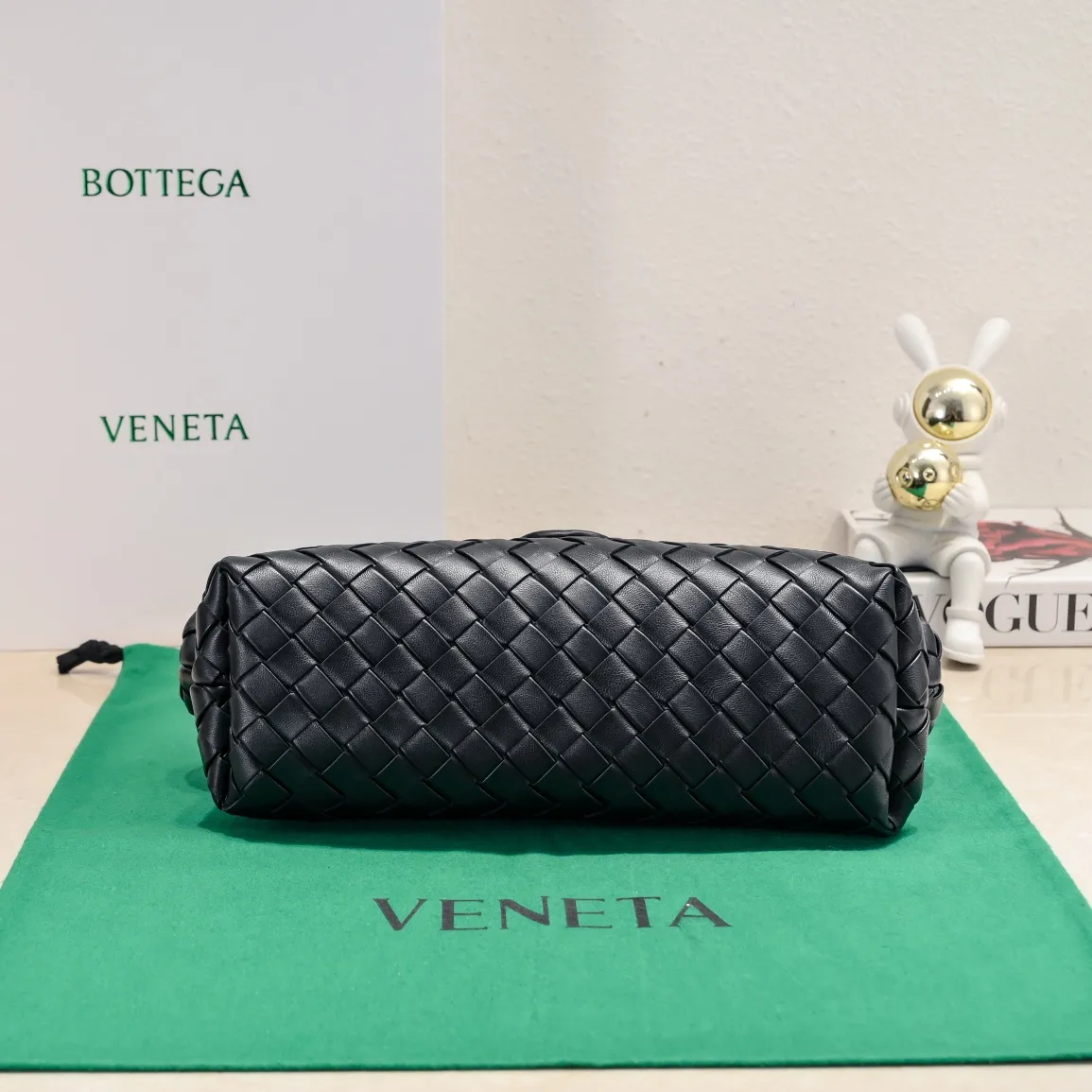 Batch 2260 Bitters Venetia 2024 summer series brings Lauren 1980 handbags back to the public eye. The design of the bag is inspired by ancient Roman architecture. It uses the brand's iconic Intrecciato lambskin woven bag body with a hard frame. No logo can be seen on the whole bag. It is equipped with a leather woven metal chain. When using it as a clutch, just put the chain directly in the bag ~ showing an elegant and timeless style. Decades later, when Lauren Hutton once again walked on the Bottega Venetia spring and summer show with this bag, the charm of the year still remains intact despite the passage of time. Size: 31.5*16.5*11 Style number: 5807#